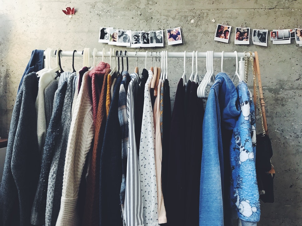 Idées de photos d'automne pour Instagram - vêtements sur un cintre
