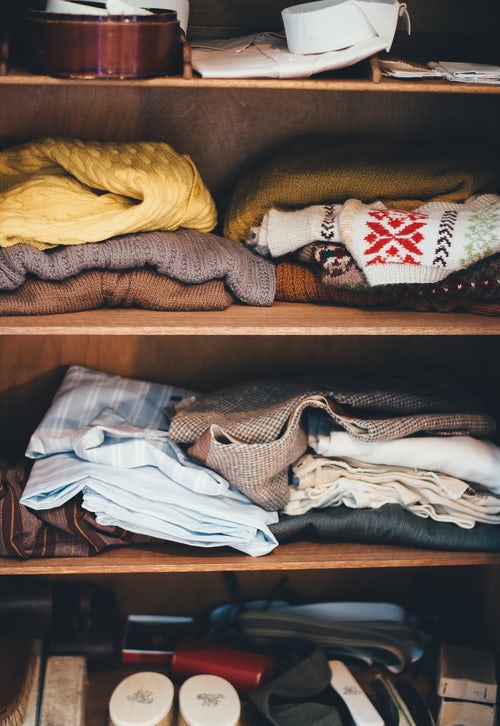idées de photos d'automne pour instagram - pulls en tricot dans le placard