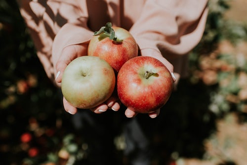 Idées de photos d'automne pour Instagram - des pommes à la main
