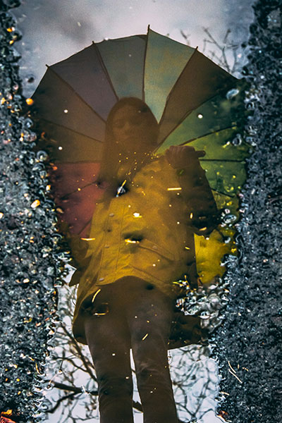 Idées de photos d'automne pour Instagram - réflexion avec dans une flaque d'eau avec un parapluie