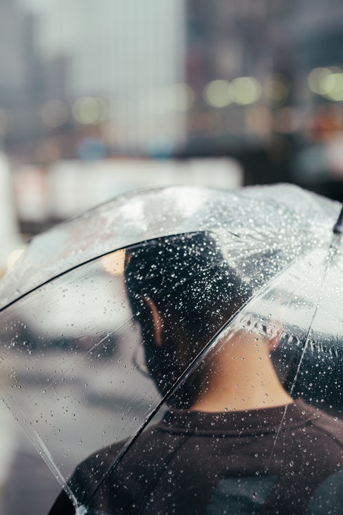 idées de photos d'automne pour instagram - un parapluie sous la pluie