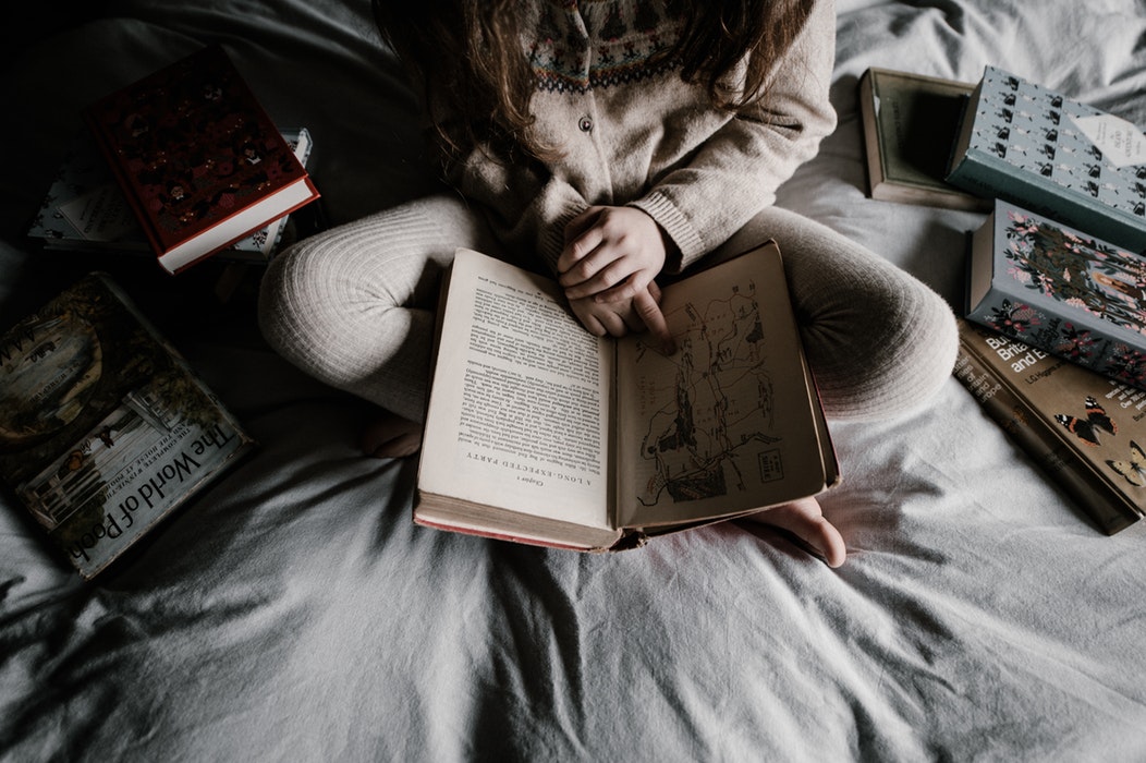 Idées de photos d'automne pour instagram - lire un livre au lit