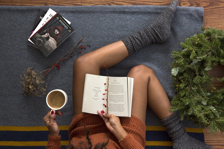 Idées de photos d'automne pour Instagram - fille avec du café et un livre
