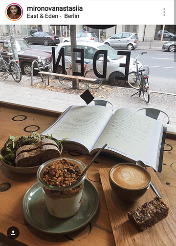 Idées de photos d'automne pour Instagram - lire un livre dans un café