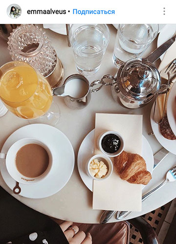 Idées de photos d'automne pour instagram - disposition du petit déjeuner au café