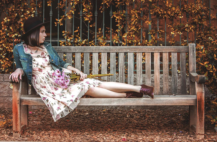 Idées de photos d'automne pour Instagram - une fille sur un banc