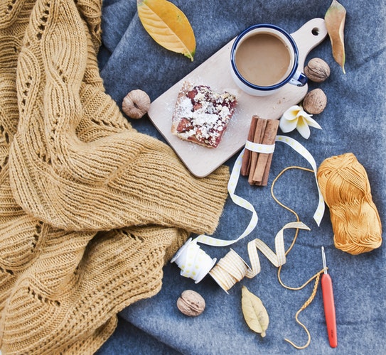 Idées de photos d'automne pour Instagram - mise en page d'un pull à café plat